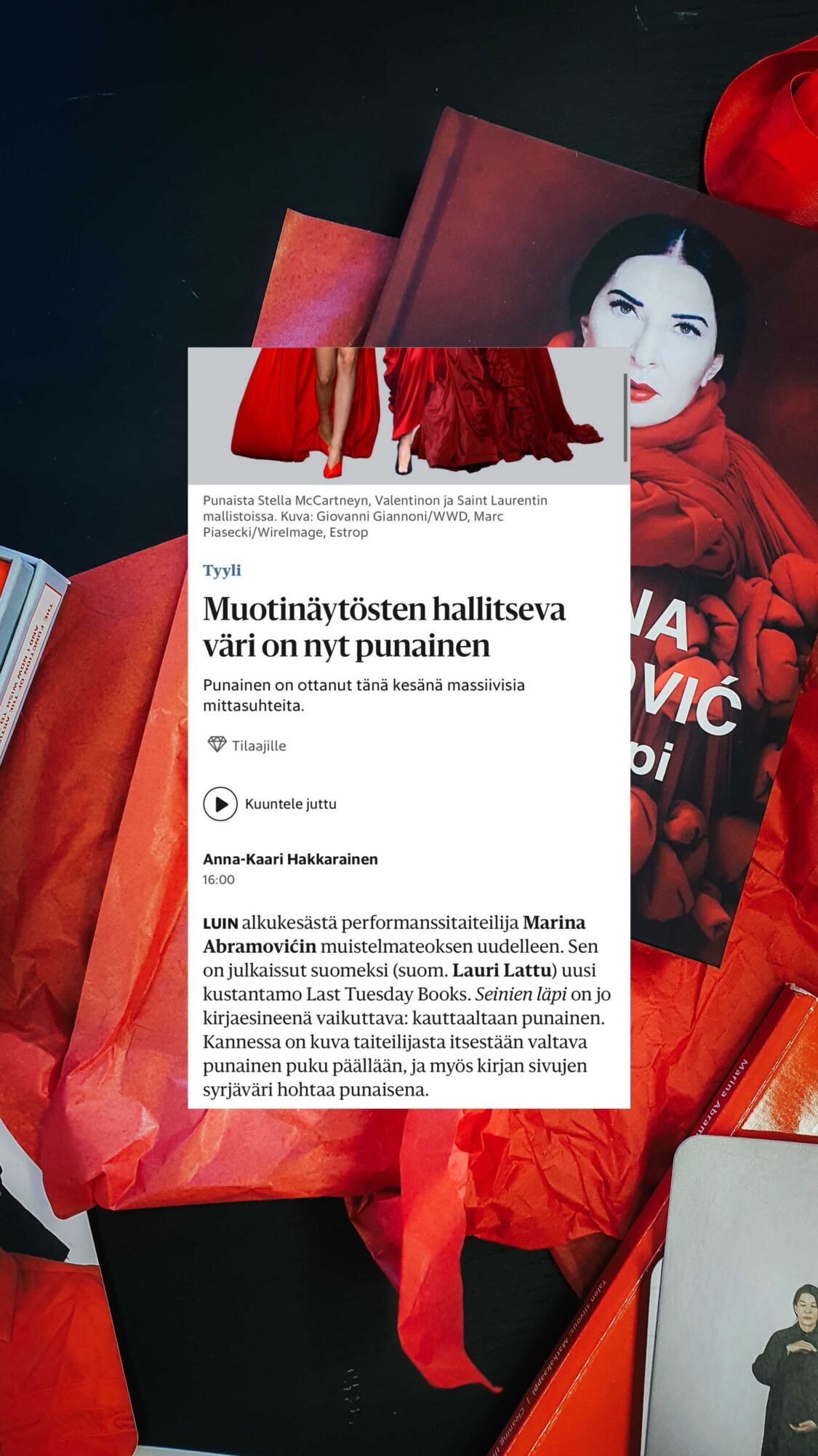 Helsingin Sanomien Kuukausiliitteen juttu punaisesta väristä ja Seinien läpi -kirjasta