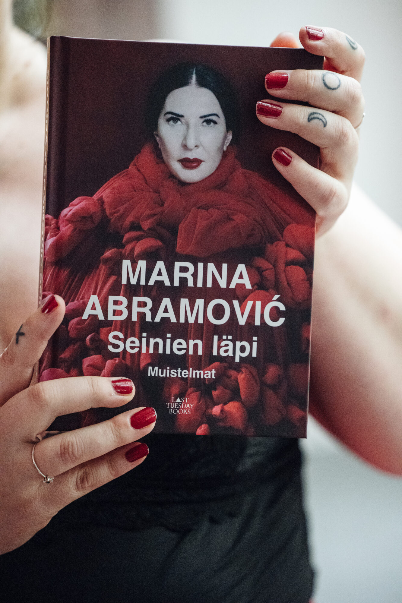 Seinien läpi – Marina Abramović, Muistelmat -kirjan kansi käsissä