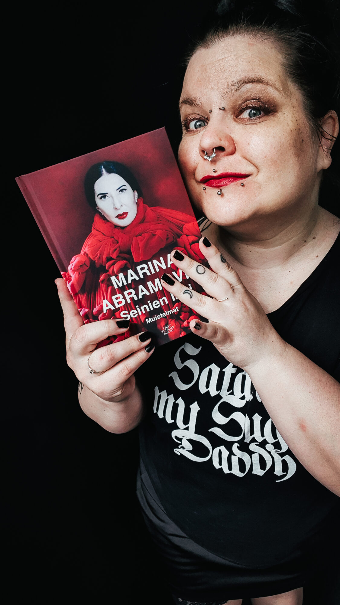Seinien läpi – Marina Abramovićin muistelmat suomeksi, kirja kasvojen vieressä